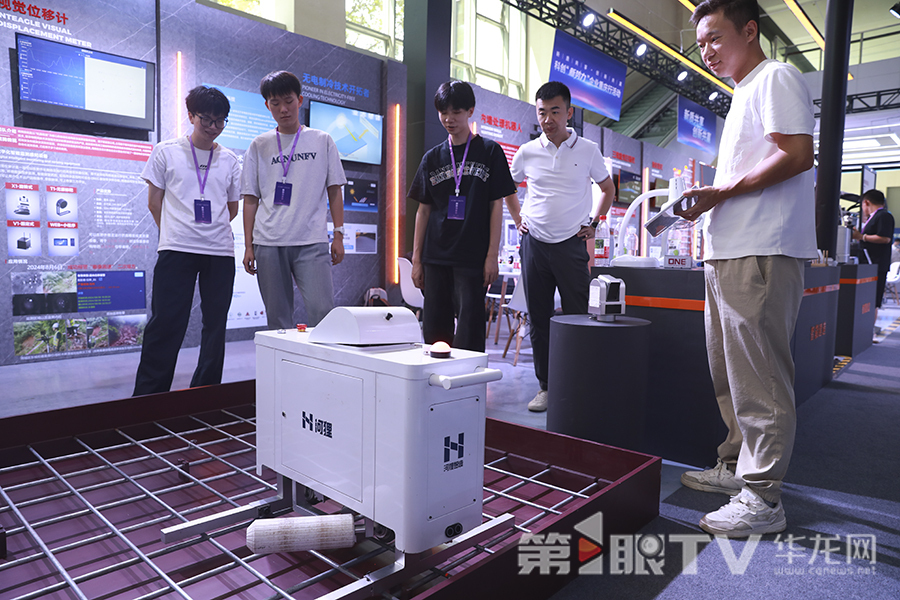 展览现场吸引不少参展者驻足观看。第1眼TV-华龙网首席记者 李文科 摄
