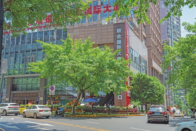 新華路聯(lián)合國(guó)際大廈周邊交通秩序井然。記者 羅云希 攝