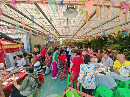 游客們在農(nóng)家樂用餐。特約通訊員 湛江濤 攝