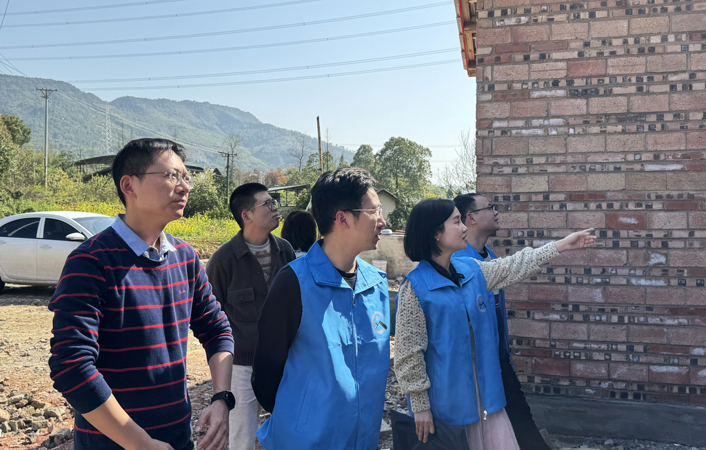 銅梁區住房城鄉建委工作人員現場指導。受訪者供圖