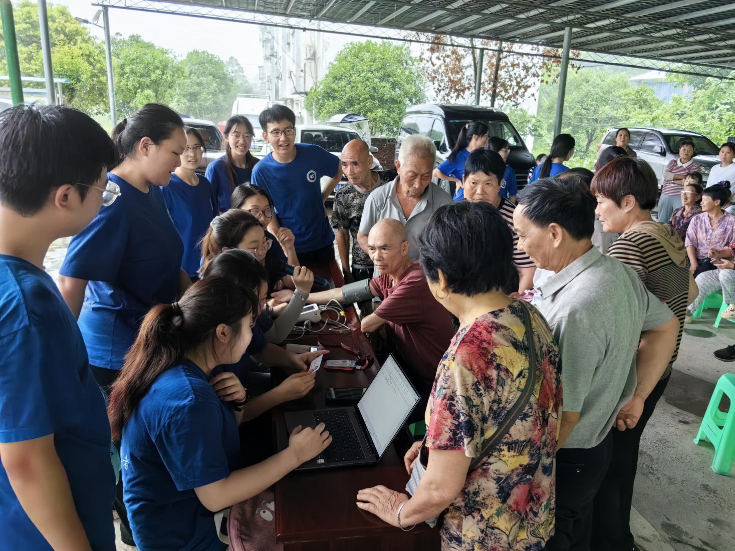 志愿者们运用专业设备开展血压、血氧、心率等基础健康检测