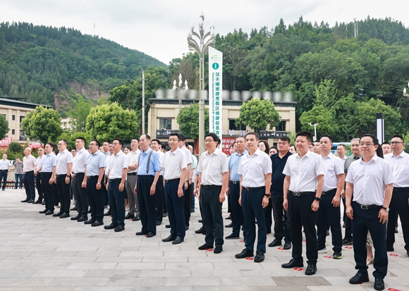 區領導見證“開商之家”揭牌。崔家清 攝
