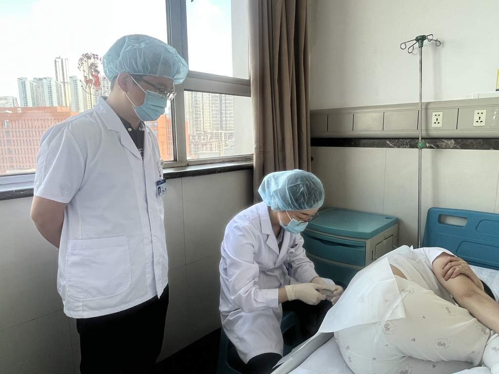 渐冻症对因治疗药物在重庆完成首例注射。 重医附一院供图