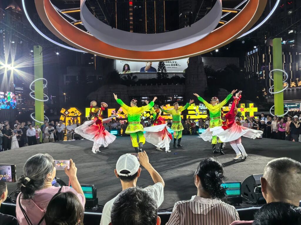現(xiàn)場歌舞表演。哈密市融媒體中心供圖
