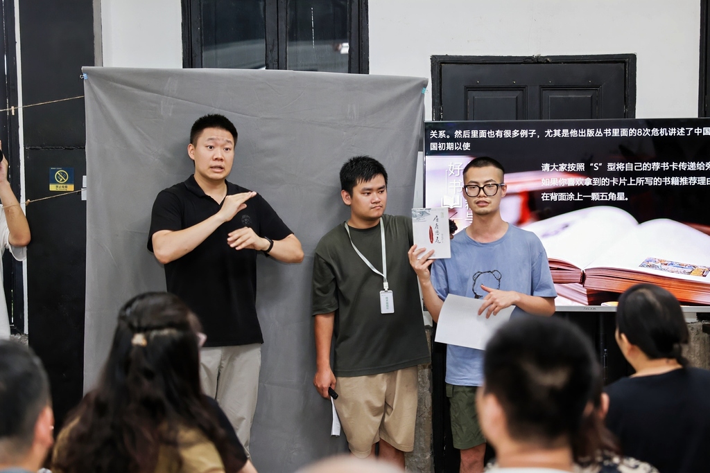书友下台分享好书。受访单元供图