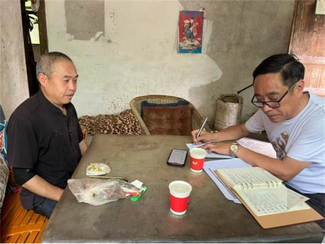 向洋走訪安置區居民。雞鳴鄉供圖