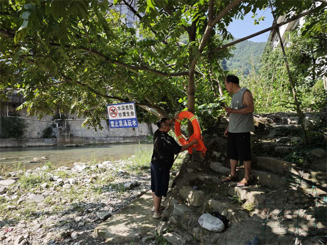 廟壩鎮(zhèn)投放防溺水救援設備。廟壩鎮(zhèn)供圖