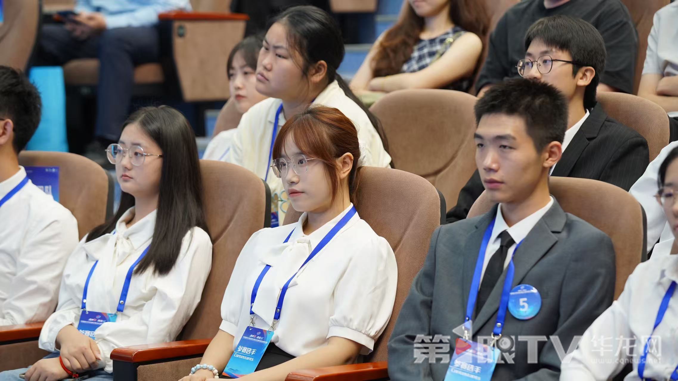 参赛选手场下认真聆听。 第1眼TV-华龙网记者 刘钊 摄