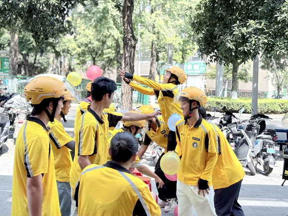 2、“城市騎士”為奔波者解壓賦能。仙桃街道辦事處供圖 華龍網(wǎng)發(fā)