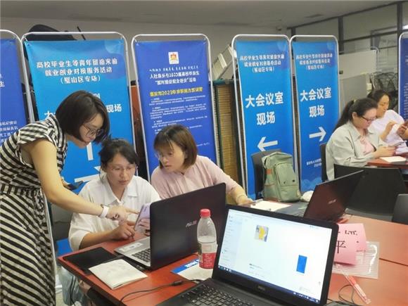 老師正在指導學員們實操AI工具。璧山區(qū)婦聯(lián)供圖
