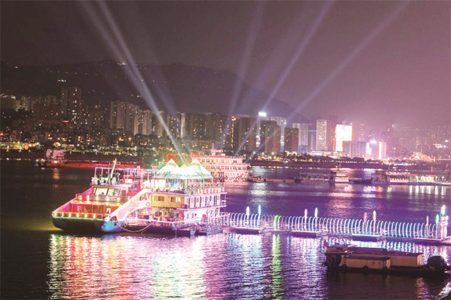 “水上巴士”流光溢彩。