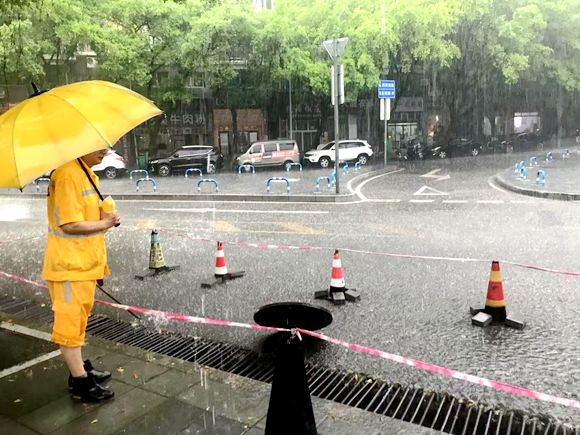 排水工人現(xiàn)場勘查積水情況。渝北區(qū)城市排水中心供圖 華龍網(wǎng)發(fā)