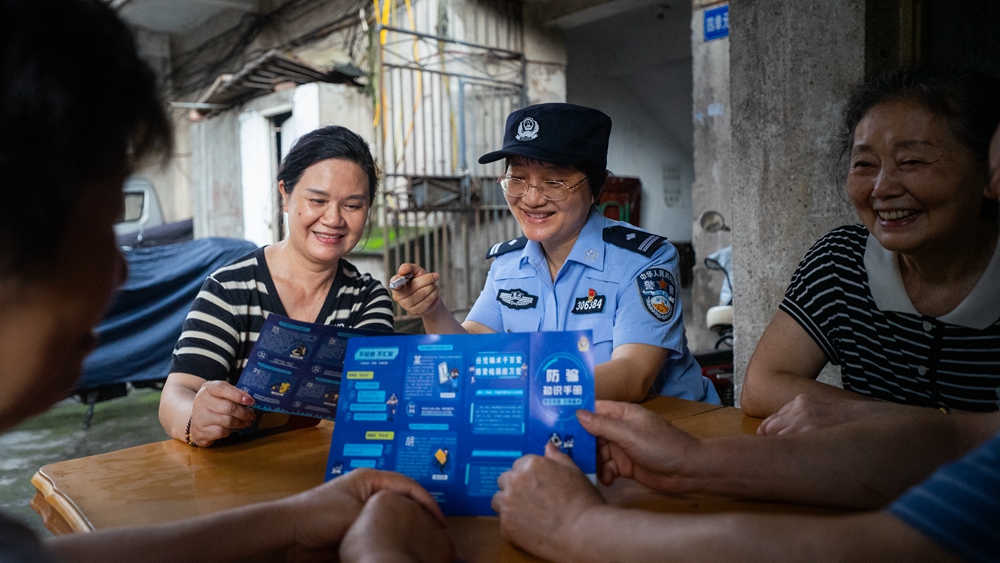 在东风街，郭欣向居民们普及反诈知识