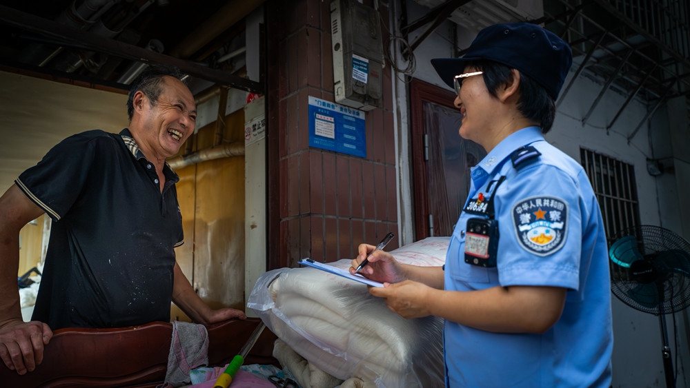 进行走访时，郭欣居民蒋大爷热情交谈