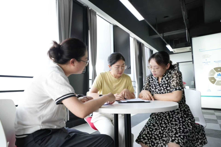 春暉路街道工作人員為轄區(qū)企業(yè)提供咨詢服務(wù)。全媒體記者 師瑤 供圖