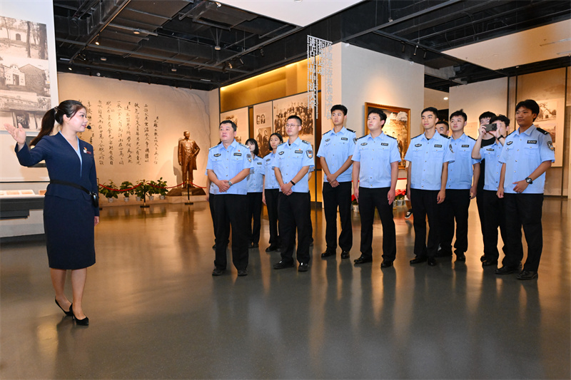 實(shí)踐團(tuán)參觀聶榮臻元帥陳列館。江津區(qū)委宣傳部供圖 第1眼TV-華龍網(wǎng)發(fā) 