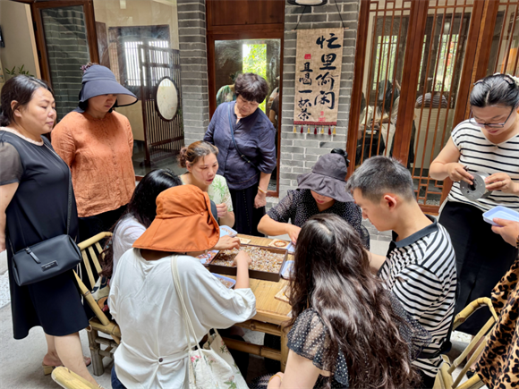 游客體驗非遺手工制作。圣泉街道供圖 第1眼TV-華龍網