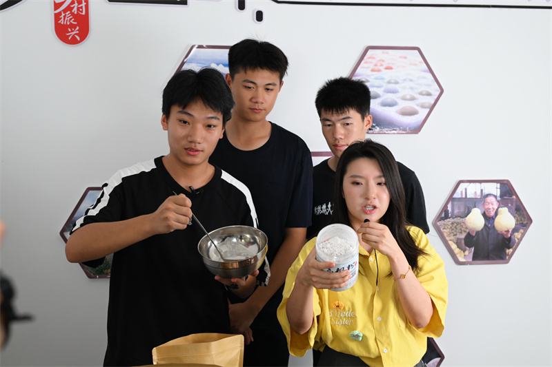 中央司法警官學(xué)院警察管理系的學(xué)子們化身“帶貨主播” 。江津區(qū)委宣傳部供圖 第1眼TV-華龍網(wǎng)發(fā) 