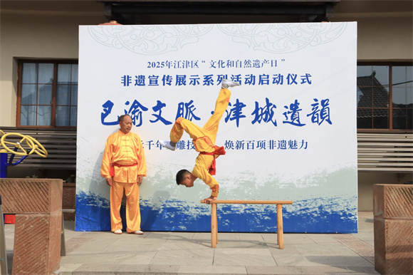 江津區(qū)非遺宣傳展示活動在雙龍老街正式啟動。圣泉街道供圖 第1眼TV-華龍網發(fā)