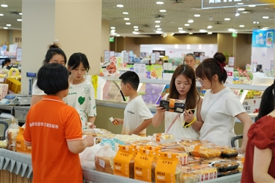 重百梁平商場(chǎng)超市，前來(lái)購(gòu)物的市民絡(luò)繹不絕。