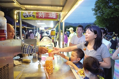 雙桂湖國(guó)家濕地公園夜市，市民在購(gòu)買(mǎi)小吃。