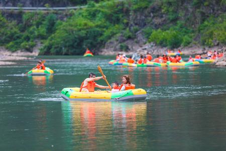 市民在响马河漂流享受清凉一“夏”。记者 周媛媛 摄