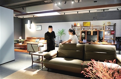 雙桂城區(qū)紅星美凱龍梁平商場(chǎng)家居賣(mài)場(chǎng)，市民（左）在選購(gòu)沙發(fā)。