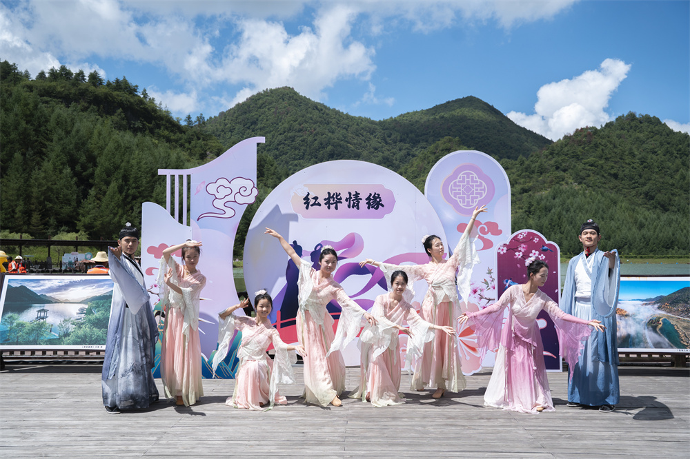云中花海实景表演。巫溪盛景旅游公司供图