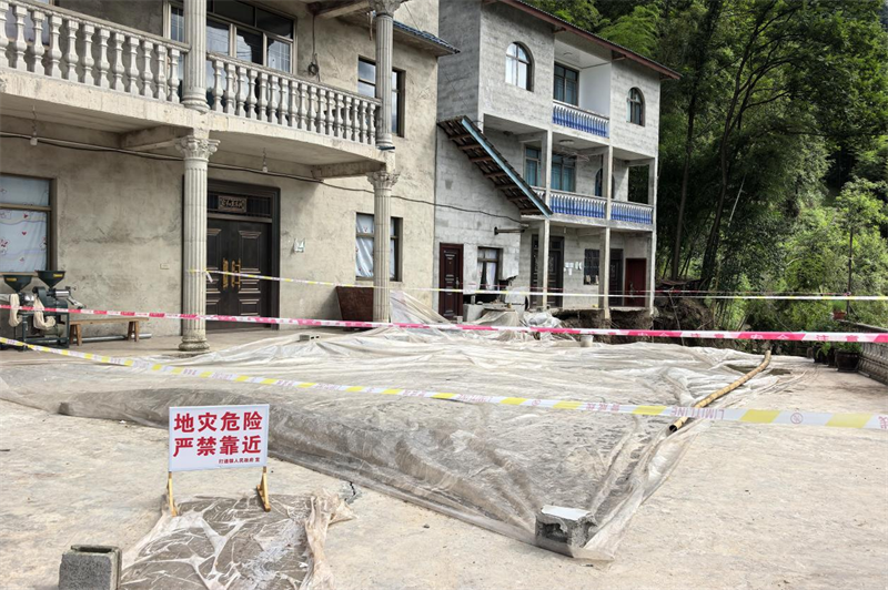危險(xiǎn)區(qū)域周邊拉起了警戒線，豎起了警示標(biāo)志。通訊員 楊晨 攝