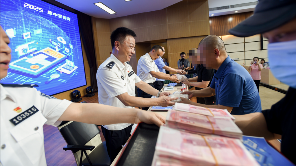 南岸區(qū)“反詐集中宣傳月”涉詐資金返還儀式現(xiàn)場。 警方供圖