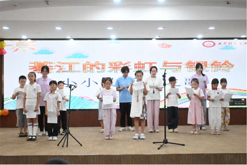 現代詩朗誦《綦江的彩虹與銀鈴：小小傳承人之歌》?；顒又鬓k方供圖 第1眼TV-華龍網發(fā)