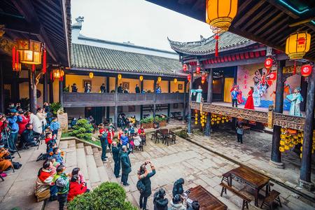 東溪古鎮南華宮古戲臺上,精彩的戲曲正在上演。記者 陳星宇 攝