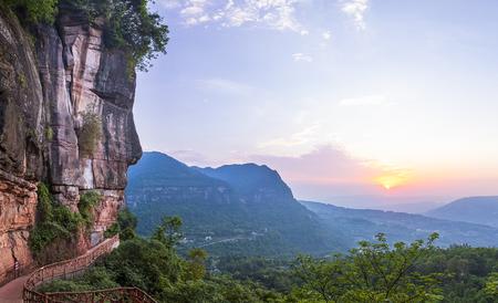 夕陽余暉傾灑,綦江老瀛山“老瀛如來”在暖色調光輝勾勒下更顯莊嚴肅穆。特約通訊員 熊宇 攝