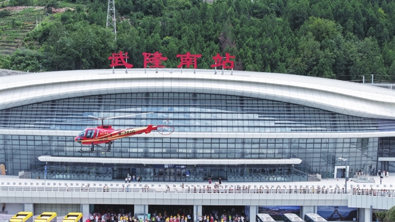 游客乘坐直升機體驗低空游。代君君 攝