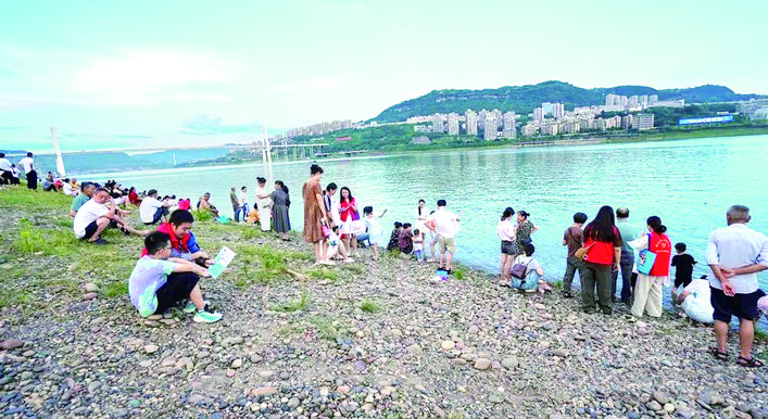 志愿者向市民宣傳防溺水知識(shí)。