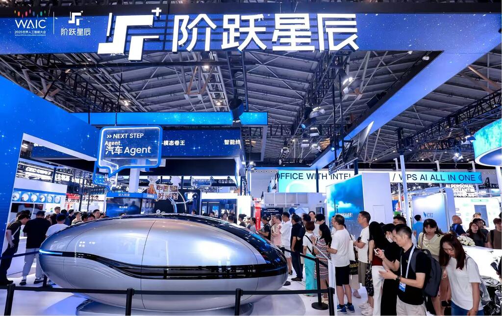 千里科技展台前,排队体验智能座舱的观众“大排长龙”。