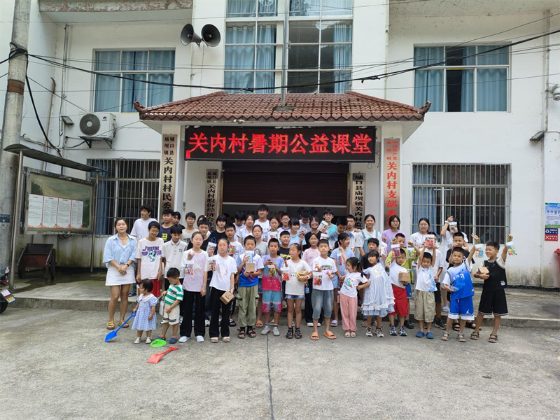 守護(hù)“平安暑假”助力“快樂(lè)成長(zhǎng)”。廟壩鎮(zhèn)供圖