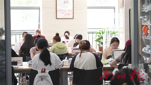 大學(xué)生利用假期在區(qū)圖書館學(xué)習(xí)“充電”。記者 唐湛 攝