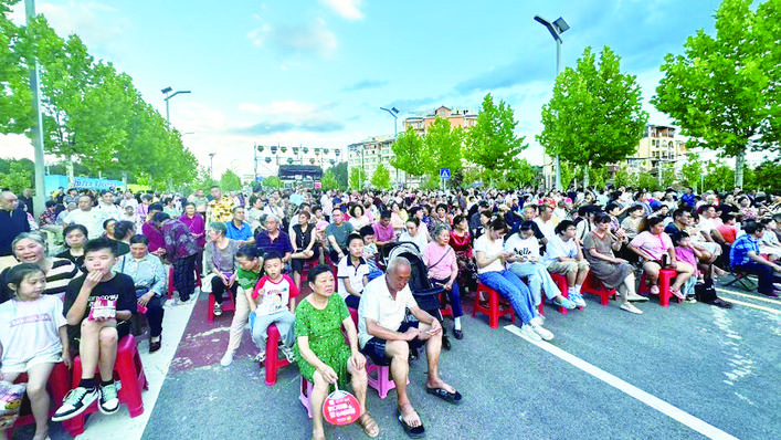 游客在恒合土家族鄉(xiāng)舉辦的夏季村晚精彩表演中感受獨(dú)有的清涼與浪漫。 記者 陳星 攝