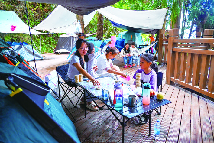 萬州區(qū)鐵峰山國家森林公園，納涼休閑的市民絡(luò)繹不絕。記者 付作僑 攝