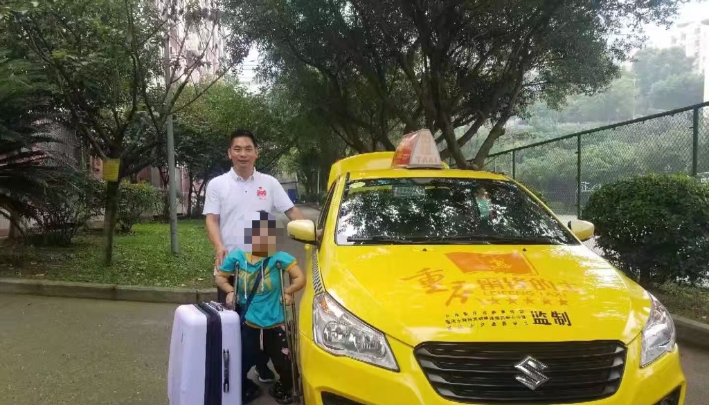陈大林坚持7年免费接送小蓉。受访者供图