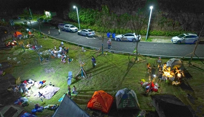 蟠龙窄垭口露营基地,游客在露营、纳凉。