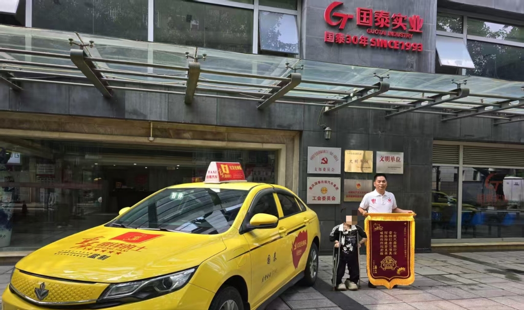 小蓉送来锦旗感谢陈大林。受访者供图