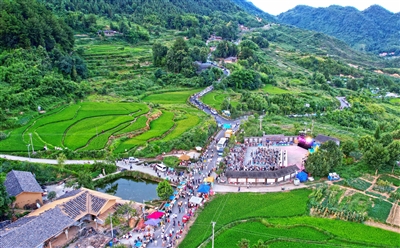 第八届长江三峡(梁平)晒秋季暨第四届和美乡村露营活动在蟠龙镇扈槽村唐家坡休闲广场启幕,吸引不少市民、游客前往游玩。