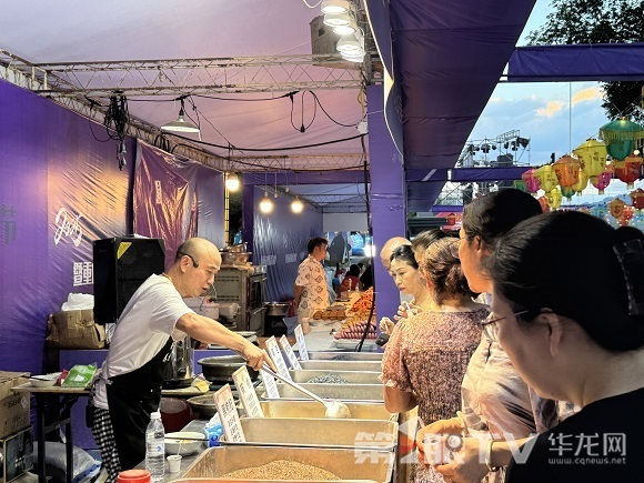 琳瑯滿目的商品展銷吸引諸多游客。第1眼TV-華龍網(wǎng)記者 劉岱松 攝