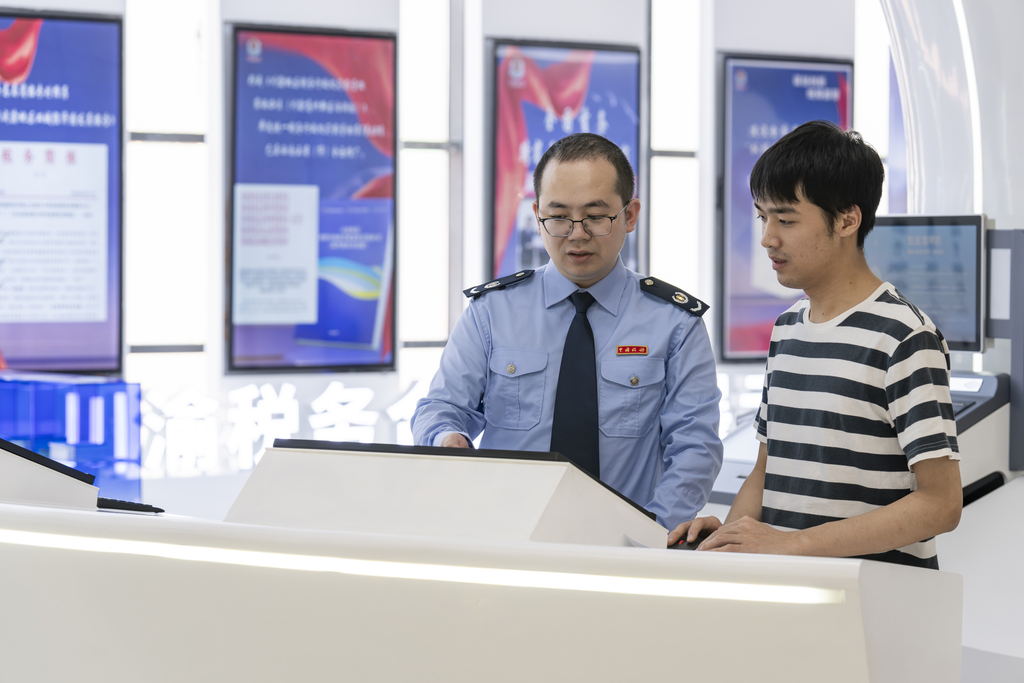 在川渝高竹新區(qū)稅費征管服務(wù)中心,稅務(wù)人員輔導企業(yè)辦稅人員線上辦理跨區(qū)域涉稅業(yè)務(wù)。重慶市稅務(wù)局供圖