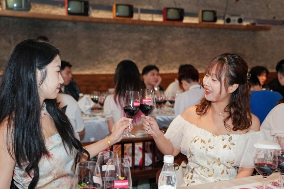 嘉宾现场体验红酒。活动主办方供图