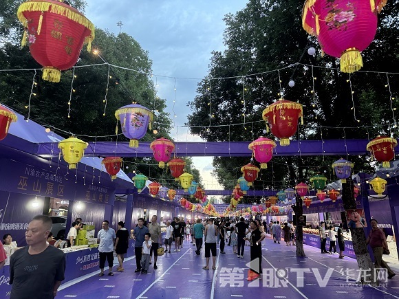 2025不夜北碚生活節(jié)暨重慶啤酒美食季吸引了諸多市民游客。第1眼TV-華龍網(wǎng)記者 劉岱松 攝
