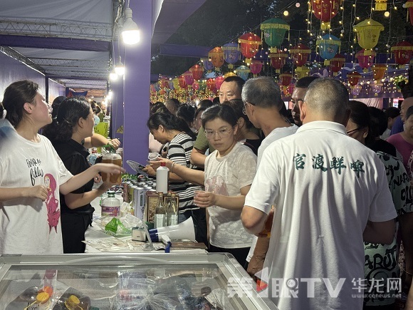 各類冰鎮(zhèn)啤酒吸引游客購(gòu)買。第1眼TV-華龍網(wǎng)記者 劉岱松 攝