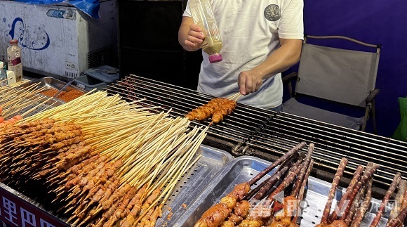 活動(dòng)現(xiàn)場(chǎng)，各類美食歡迎游客購(gòu)買品嘗。第1眼TV-華龍網(wǎng)記者 劉岱松 攝